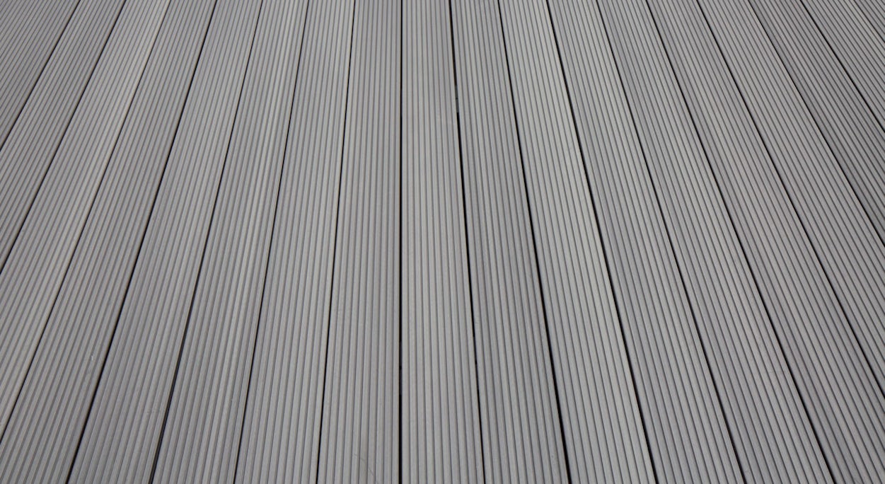 TitanWood Kit complet - 4m lame massive rainurée structure gris clair 24,7m² compris UK alu