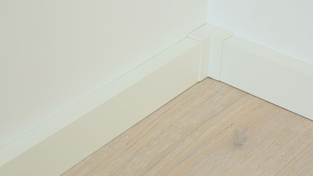 Angle intérieur auto-adhésif pour plinthe F100201M Modern White 18 x 50 mm - 4pcs. (9062262001)