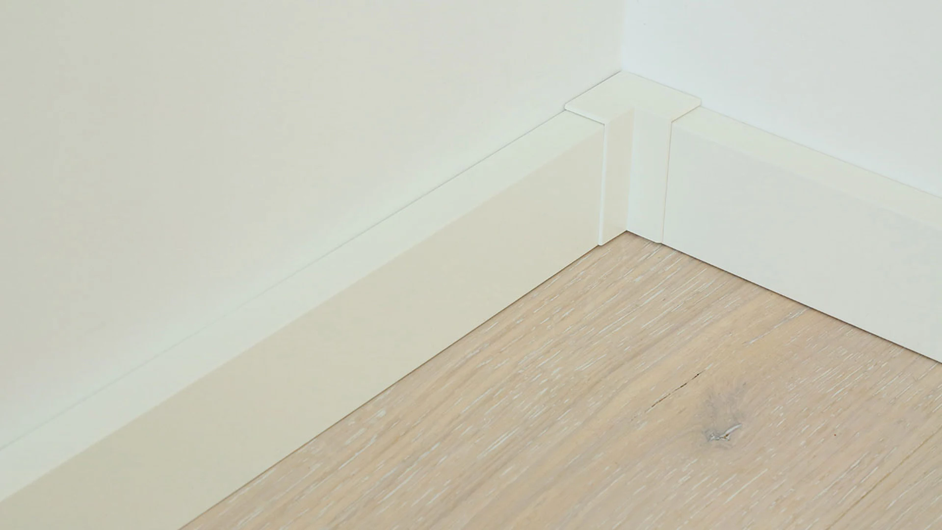 Self-adhesive inside corner for skirting board F100202M Modern White 18 x 80 mm (9062302001)