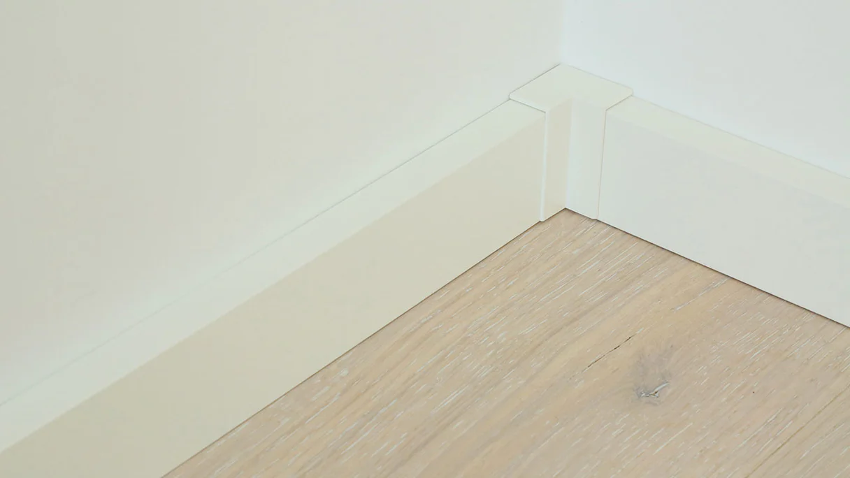 Angle intérieur auto-adhésif pour plinthe F100202M Modern White 18 x 80 mm (9062302001)