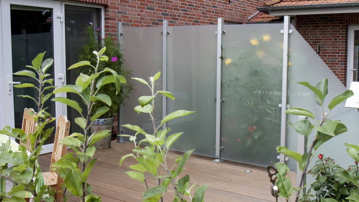 planeo Gardence Flair - Glas-Sichtschutz Hochkant Satiniert 90 x 180 cm