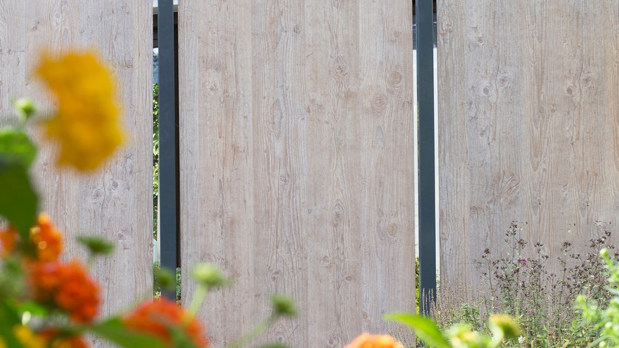 planeo Gardence Resistant - HPL-Sichtschutz Senkrecht Holzoptik