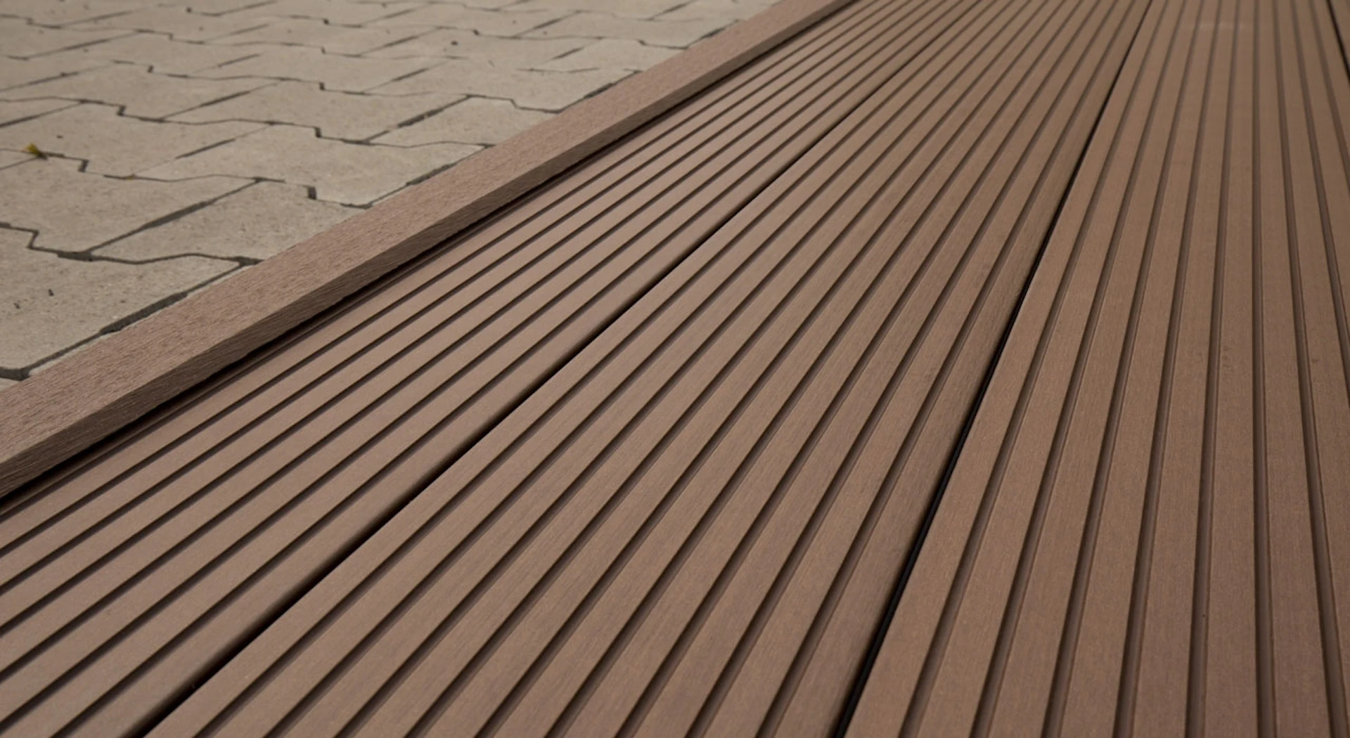 planeo pavimenti WPC striscia angolare marrone scuro per tavole da decking - 2,2m