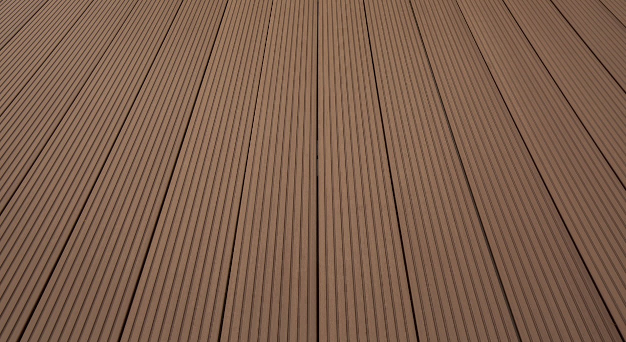 TitanWood Kit complet - 5m lame massive rainurée structure brun foncé 30,8m² compris UK alu