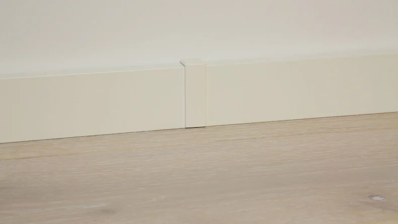 Pièce de raccord autocollante pour plinthe F100202M Modern White 18 x 80 mm