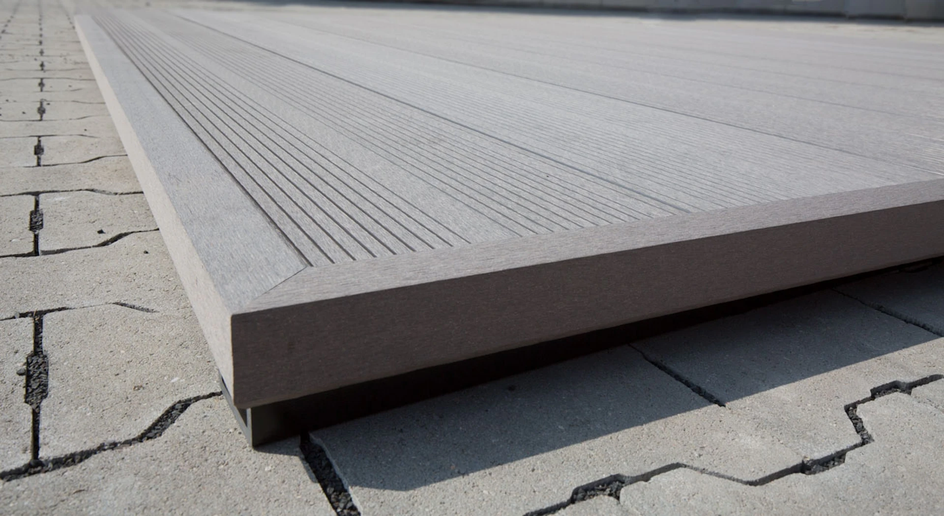 planeo WPC angle strip gris pour planches de terrasse - 2,2m